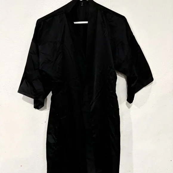 Elegant Black Women's Silky Robe - Picture 4 of 5